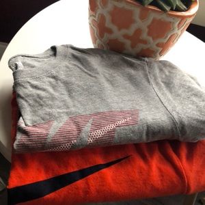 Bundle of 2 Nike men’s shirts.